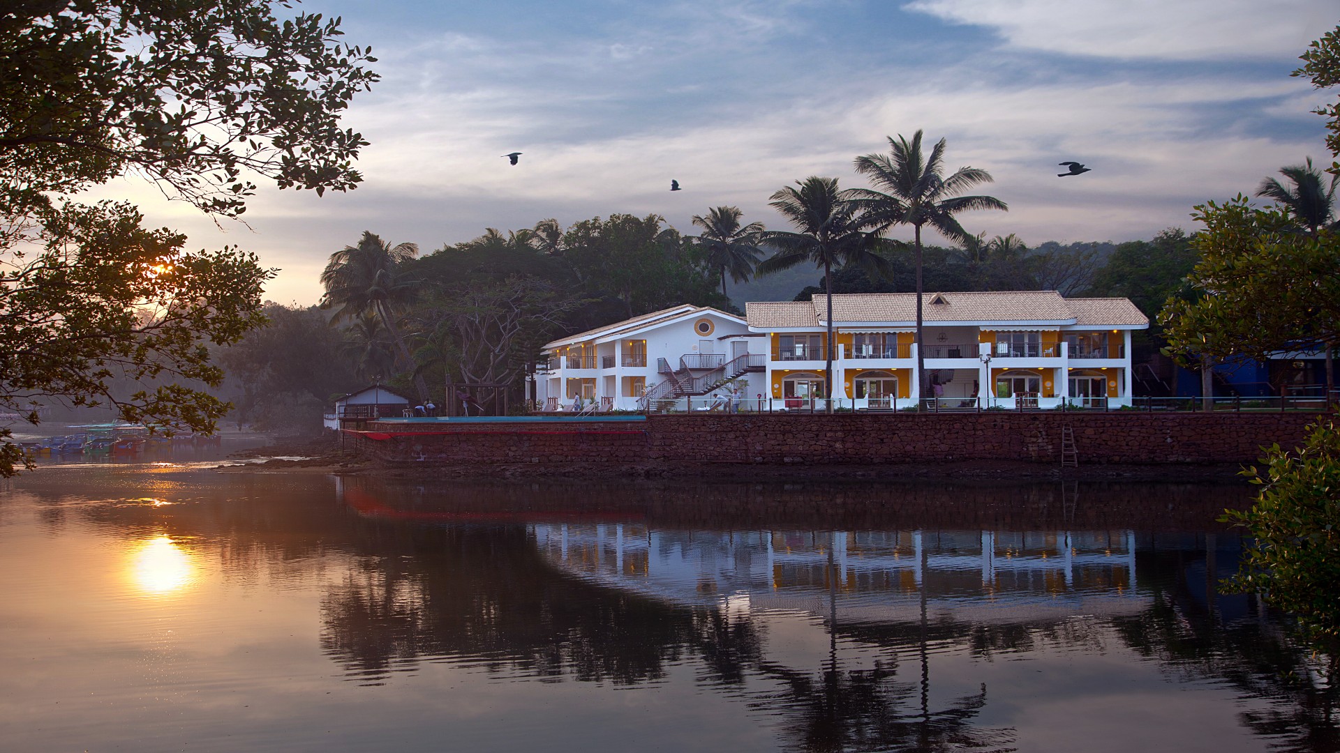 Acron Waterfront Resort Baga